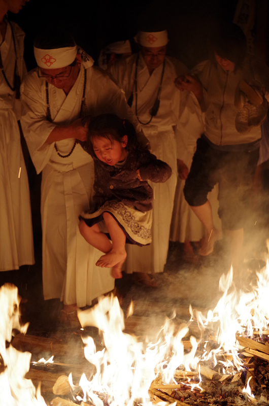 可睡斎 秋葉の火祭り 火わたり